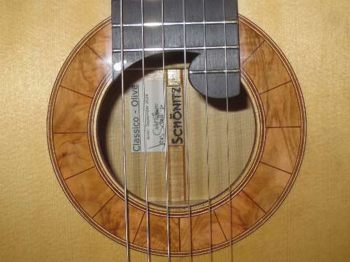 Image 2: Rosette as a mosaic of olive, framed with decorative chips of veneer. Photo: SCHNITZ guitars